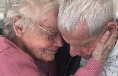 В Великобритании супруги, прожившие в браке более 60 лет, впервые встретились спустя год разлуки. Их разлучила пандемия коронавируса - ont.by - Англия - Manchester