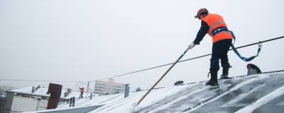 Петербургские кровельщики очистили от снега 2,6 тысячи крыш - runews24.ru - Санкт-Петербург