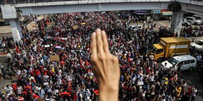 Аун Сан Су Чжи - Мьянма восстала. Жители страны продолжают протест против военного переворота, два человека были серьезно ранены — фоторепортаж - nv.ua - Бирма