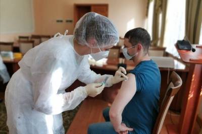 Расширена категория лиц для вакцинации от COVID в рамках календаря прививок - aif.ru - Россия