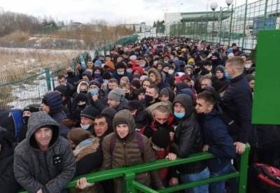Очень хочется в Европу: толпы украинцев штурмуют польскую границу, большинство без масок - politeka.net - Польша