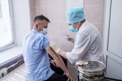 Состояние десятков украинских врачей ухудшилось после прививки от коронавируса - tvc.ru - Швеция - Одесса