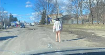На Закарпатье обнаженная и босая женщина разгуливала по дороге: фото - tsn.ua