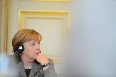 Ангела Меркель - Штеффен Зайберт - Меркель собирается пройти антиковидную вакцинацию в порядке общей очереди - aif.ru