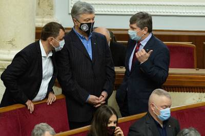 Петр Порошенко - Порошенко с трибуны парламента назвал «говном» вакцину от ковида для украинцев - lenta.ru