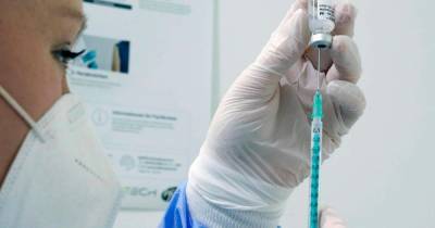 Пожилая жительница Литвы скончалась после вакцинации препаратом Pfizer - ren.tv - Литва - Паневежис