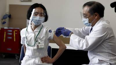 В Японии за сутки выявили еще девять случаев аллергии на вакцину Pfizer - iz.ru - Израиль