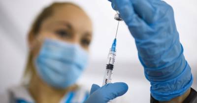 Во вторник прививку от Covid-19 получили 2200 человек - rus.delfi.lv - Латвия