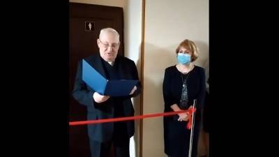 В киевском университете на 8 марта торжественно открыли женский туалет: видео - 24tv.ua - Киев