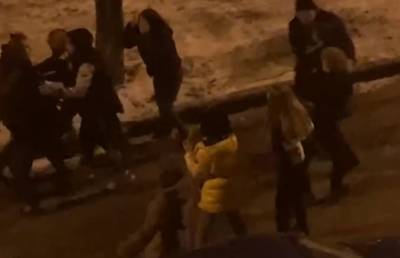 Около 15-ти подростков начали избивать харьковчанина за простое замечание: кадры нападения - kharkov.politeka.net - Украина - Харьков
