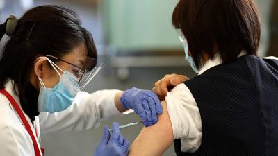 Число случаев анафилаксии на вакцину Pfizer в Японии выросло до 25 - iz.ru - Израиль