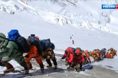 Власти Непала снова разрешили альпинистам посещать Эверест - aif.ru - Непал