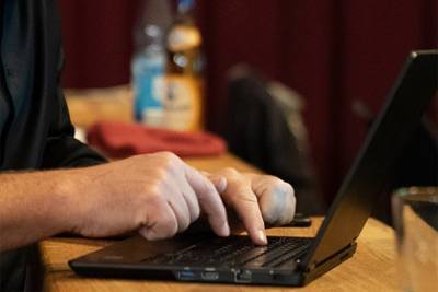 Мужчина забыл о видеозвонке и нечаянно показал коллегам нижнее белье - lenta.ru