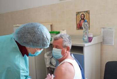 Привитые от коронавируса украинские врачи рассказали о последствиях: "Сразу после инъекции будет..." - politeka.net