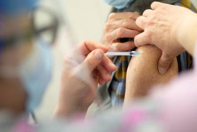 Три страны Европы остановили вакцинацию AstraZeneca после смертей пациентов - lenta.ru - Италия