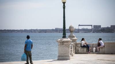 Португалия смягчает карантин - vesti.ru - Португалия