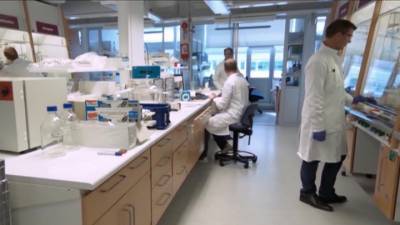 Случаи тромбоэмболии от вакцины AstraZeneca разделили ЕС на два лагеря - vesti.ru - Франция - Эстония - Англия - Италия - Австрия - Норвегия - Дания - Исландия