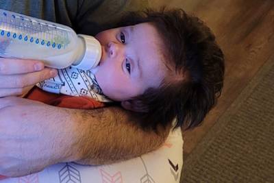 Младенец с аномально густыми волосами прославился в сети - lenta.ru