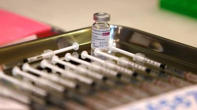 Испанские регионы приостановили вакцинацию препаратом AstraZeneca - iz.ru - Испания - Израиль