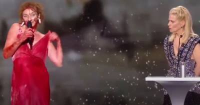 Катрин Денев - Французская актриса Корин Мазиеро разделась догола на сцене церемонии Cеsar Awards (видео) - focus.ua - Париж