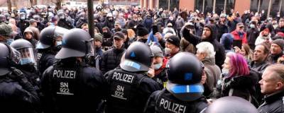 12 полицейских пострадали в Германии во время акций протеста против ограничений - runews24.ru