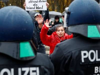 В Дрездене во время антикарантинного протеста пострадали полицейские - unn.com.ua - Украина - Германия - Киев