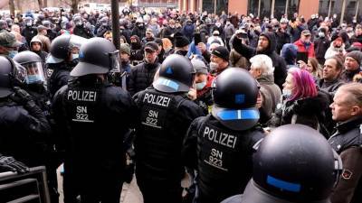 В Дрездене состоялась запрещенная демонстрация: пострадали 12 сотрудников полиции - germania.one - Берлин
