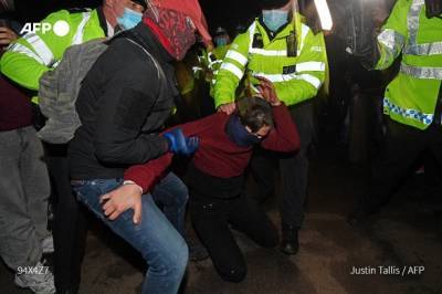 Полицию Лондона обвинили в применении силы во время протеста женщин: в ведомстве встали на защиту офицеров - unn.com.ua - Англия - Киев - Лондон