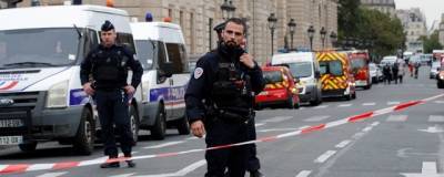 В Париже полицейский застрелил угрожавшего ему мужчину - runews24.ru - Франция - Париж
