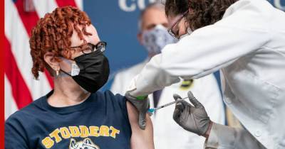 Джон Байден - Джо Байден - Белый дом: США установили мировой рекорд по количеству ежедневных прививок от COVID-19 - profile.ru - Сша