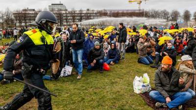 Беспорядки в Гааге: около 20 задержанных - vesti.ru - Гаага