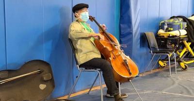 Концерт для вакцинированных: в США известный музыкант играл на виолончели в центре для прививок - tsn.ua - Сша - штат Массачусетс