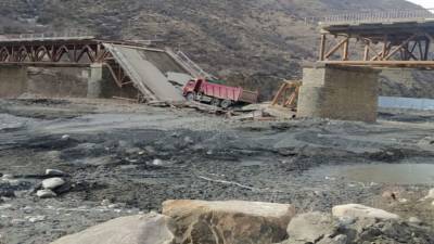 В Дагестане мост обрушился под грузовиком - newdaynews.ru - республика Дагестан