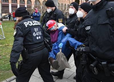 В Европе протестуют против ограничений из-за коронавируса - tvc.ru - Гаага - Париж