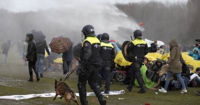 С дубинками и собаками: в Гааге полицейские жестко разогнали акцию протеста против карантина (7 фото) - tsn.ua - Гаага