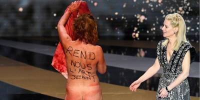 Жан Кастекс - Протест против антиковидной стратегии. Актриса оголилась на сцене церемонии «французского Оскара» - nv.ua - Франция