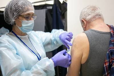 В Петербурге запасов первого компонента вакцины от коронавируса хватит на неделю - znak.com - Санкт-Петербург
