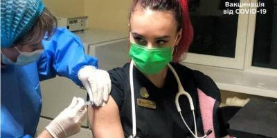 «Кололи не физраствор». Врач-анестезиолог из Житомира рассказала о своем состоянии после вакцинации от COVID-19 - nv.ua - Житомир