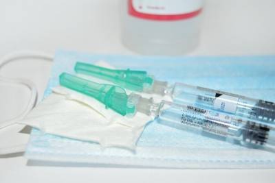 Прививки от клещевого энцефалита начали ставить в поликлиниках Новосибирска - novos.mk.ru - Новосибирск - Новосибирская обл.