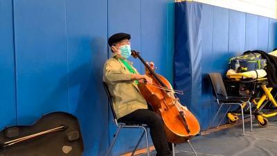 Виолончелист Йо-Йо Ма дал небольшой концерт в центре для вакцинации - golos-ameriki.ru - штат Массачусетс
