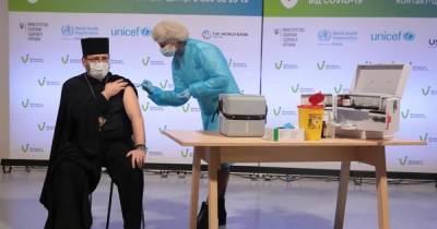 Борис Стругацкий - Леонид Барац - В Киеве использовали остатки вакцины, чтобы защитить от Covid-19 священников - dsnews.ua - Киев
