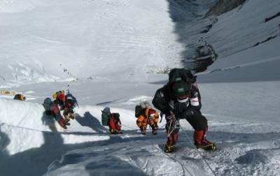 Эверест снова принимает туристов: подано 300 заявок на восхождение - korrespondent.net