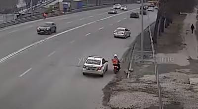 "Поймай меня, если сможешь": Видео погони патрульных за неуловимым курьером стало популярным в сети - vchaspik.ua - Украина