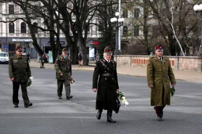 Латышские легионеры возложили цветы у памятника Свободы - argumenti.ru - Латвия - Рига