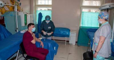 В Украине первый человек получил вторую дозу вакцины - focus.ua - Киев - Донецкая обл.