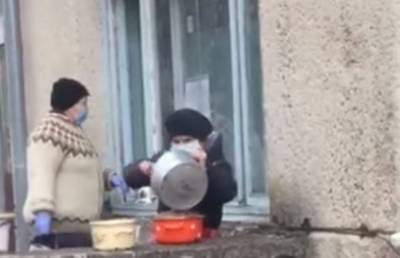 Больных коронавирусом украинцев кормят через окно палаты: скандальное видео - politeka.net - Украина - Україна