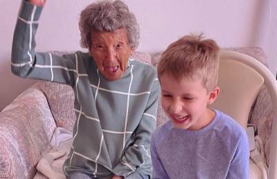 «Ничего милее вы сегодня не увидите»: 102-летняя бабушка занялась фитнесом с внуком и стала звездой соцсетей - ont.by