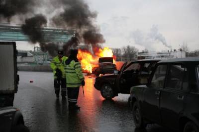 Автомобиль загорелся на Фрунзенской набережной в Москве - argumenti.ru - Москва