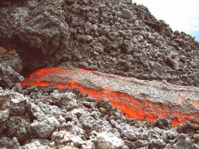 У кратера Ключевского вулкана заметили туристов, жарящих сосиски на лаве - argumenti.ru - Россия