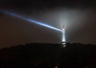 Подсветку Петршинской башни погасят в память о жертвах COVID-19 - vinegret.cz - Чехия